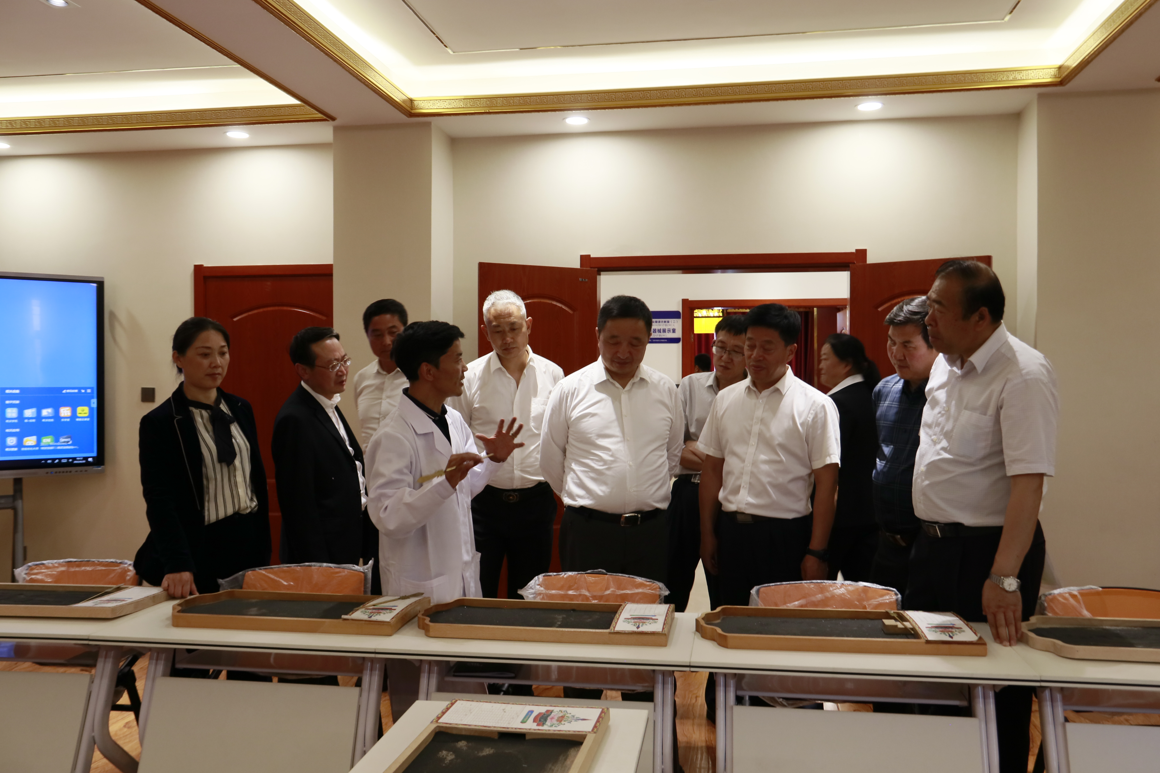 州委副书记、州长杨武陪同williamhill威廉官网董事长赵继荣一行在公司、...